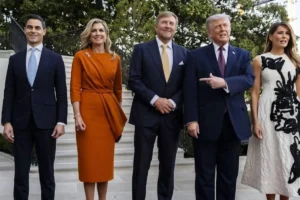 Koning Willem-Alexander en koningin Máxima worden samen met minister-president Rob Jetten welkom geheten door de Amerikaanse president Donald Trump © ANP