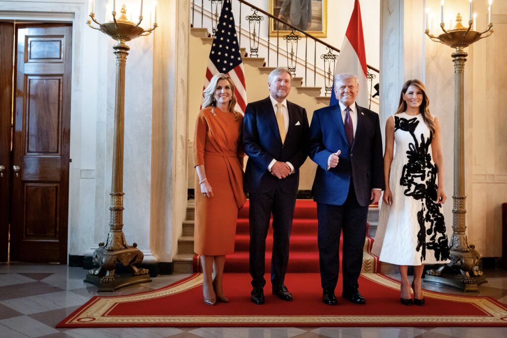 Het Nederlandse koningspaar bij president Donald Trump en zijn vrouw Melania in het Witte Huis. Ze blijven er logeren na een diner.